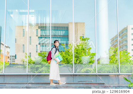 大学の廊下を歩く大学生 129616904