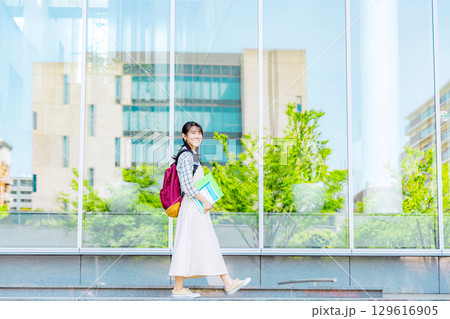 大学の廊下を歩く大学生 129616905