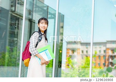 大学の廊下を歩く大学生 129616908