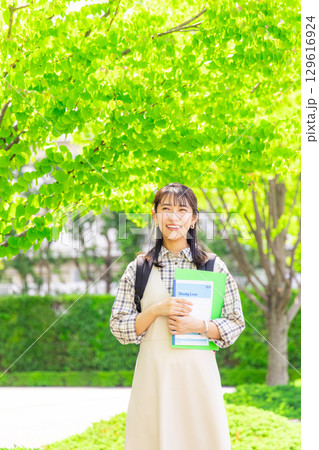 大学生 キャンパス 外 大学生 キャンパス 外 129616924
