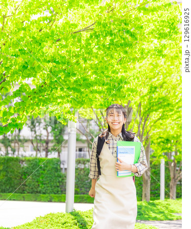 大学生 キャンパス 外 大学生 キャンパス 外 129616925