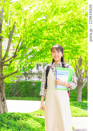 大学生 キャンパス 外 大学生 キャンパス 外 129616926