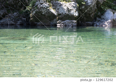 透明度の高い川 背景使いやすい透明の川のイメージ 透明度の高い川 背景使いやすい透明の川のイメージ 129617202