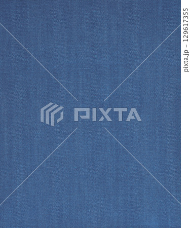 大きなサイズのノンウォッシュデニム生地ライトブルー／背景テクスチャー 129617355