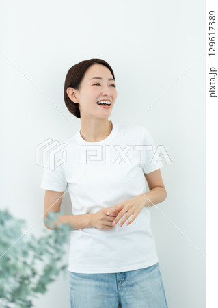 笑顔で話をする若い女性 上半身 笑顔で話をする若い女性 上半身 129617389