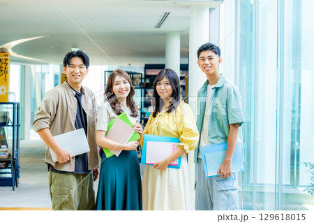 若い男女、大学生、専門学生 若い男女、大学生、専門学生 129618015