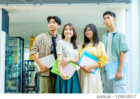 若い男女、大学生、専門学生 129618017