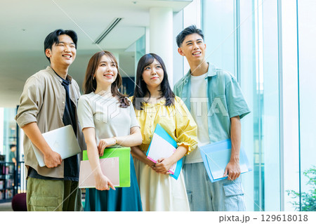 若い男女、大学生、専門学生 129618018
