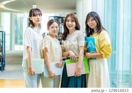 若い女性、大学生、専門学生 129618023