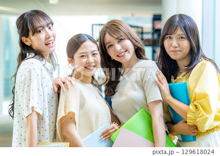 若い女性、大学生、専門学生 129618024