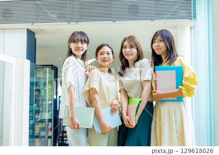 若い女性、大学生、専門学生 若い女性、大学生、専門学生 129618026