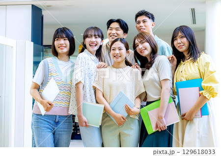 若い女性、大学生、専門学生 若い女性、大学生、専門学生 129618033
