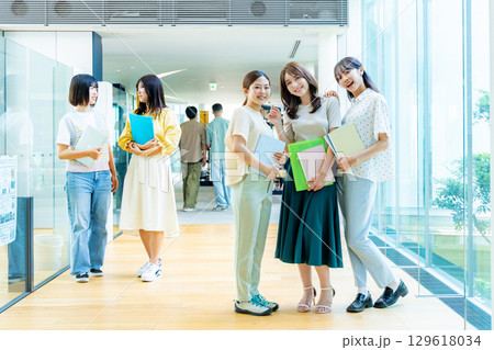 若い女性、大学生、専門学生 129618034