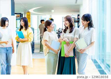 若い女性、大学生、専門学生 若い女性、大学生、専門学生 129618038