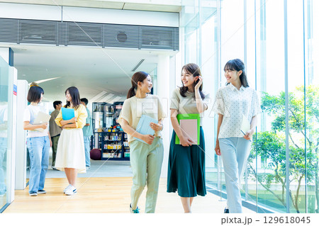 若い女性、大学生、専門学生 若い女性、大学生、専門学生 129618045