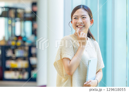 大学生　女性 129618055