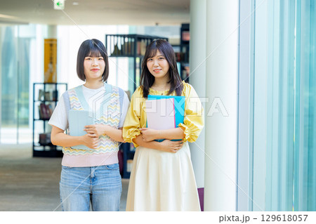 大学生、ノートパソコン、専門学生 大学生、ノートパソコン、専門学生 129618057