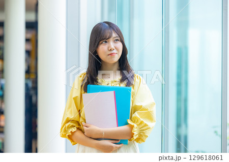 大学生　女性 129618061