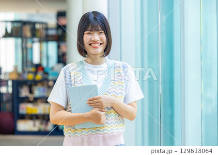 大学生　女性 129618064