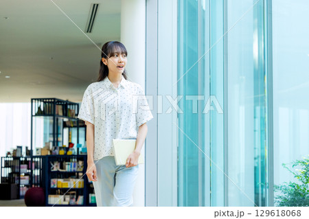 大学生　女性 129618068