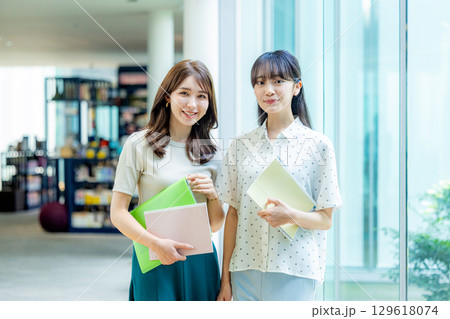 大学生　女性 129618074