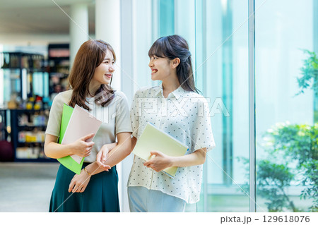 大学生 女性 大学生 女性 129618076