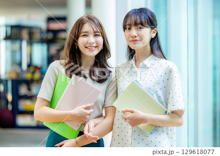大学生 女性 大学生 女性 129618077