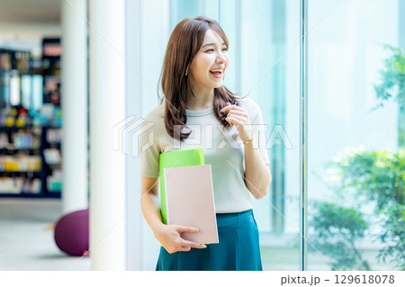 大学生　女性 129618078