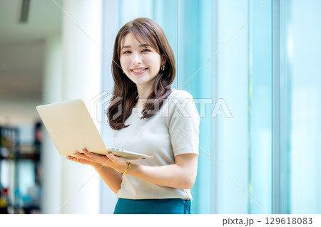 若いビジネスウーマン 若いビジネスウーマン 129618083