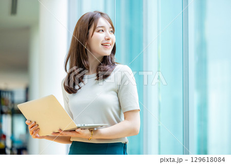 若いビジネスウーマン 129618084