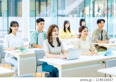 授業を受ける大学生 授業を受ける大学生 129618087