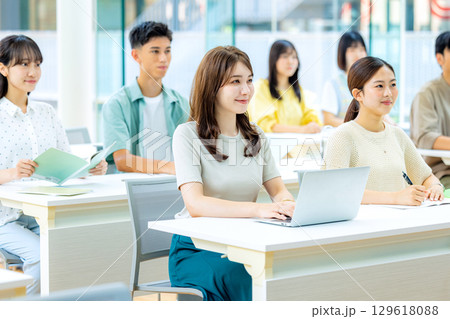 授業を受ける大学生 授業を受ける大学生 129618088