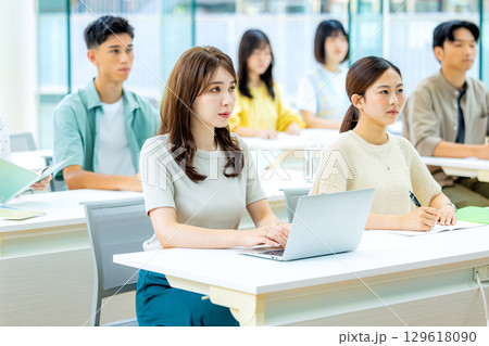 授業を受ける大学生 129618090
