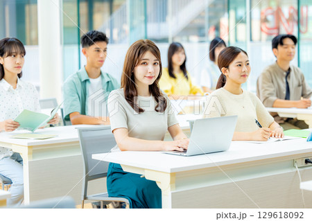 授業を受ける大学生 129618092