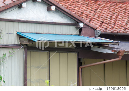 古い住宅の庇屋根　玄関　ドア 129618096
