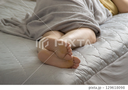 冷感敷シートでうたた寝の女性 冷感敷シートでうたた寝の女性 129618098