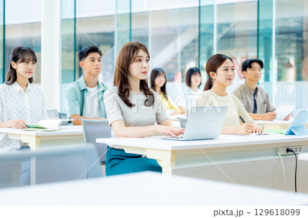 授業を受ける大学生 授業を受ける大学生 129618099