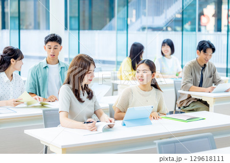 授業を受ける大学生 129618111