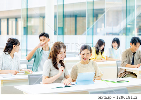 授業を受ける大学生 授業を受ける大学生 129618112