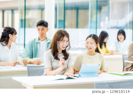 授業を受ける大学生 129618114