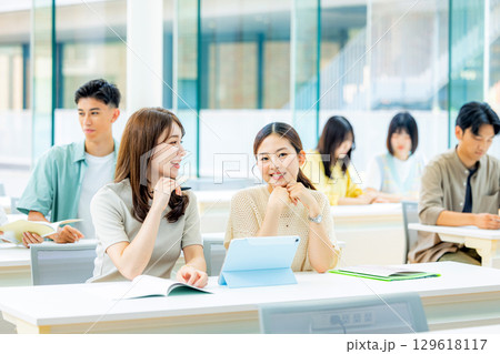 授業を受ける大学生 129618117
