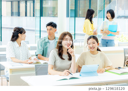 授業を受ける大学生 授業を受ける大学生 129618120
