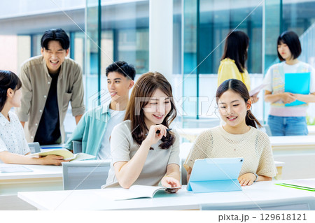授業を受ける大学生 授業を受ける大学生 129618121