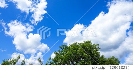 爽やかな青空と白い雲のあるシンプルな風景 爽やかな青空と白い雲のあるシンプルな風景 129618254