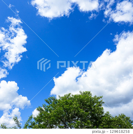 爽やかな青空と白い雲のあるシンプルな風景 129618258