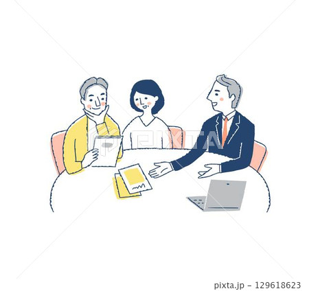 パンフレットを見ながら相談をする夫婦と接客をする担当者 129618623