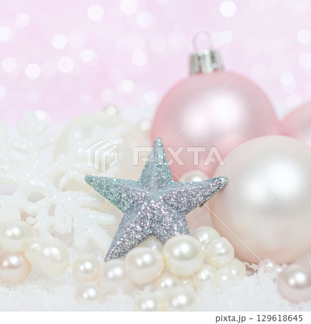 パールを添えたピンクとシルバーのクリスマス飾り パールを添えたピンクとシルバーのクリスマス飾り 129618645