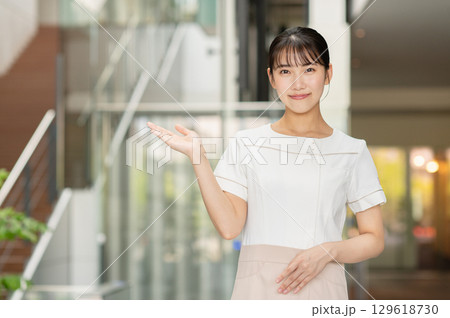 クリニックで働く若い女性 クリニックで働く若い女性 129618730