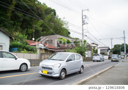 県道の自動車　2box軽乗用車　 ラパン 129618806