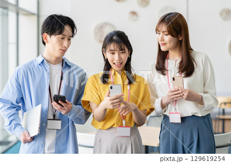 スマートフォンを使う若いビジネスパーソン スマートフォンを使う若いビジネスパーソン 129619254